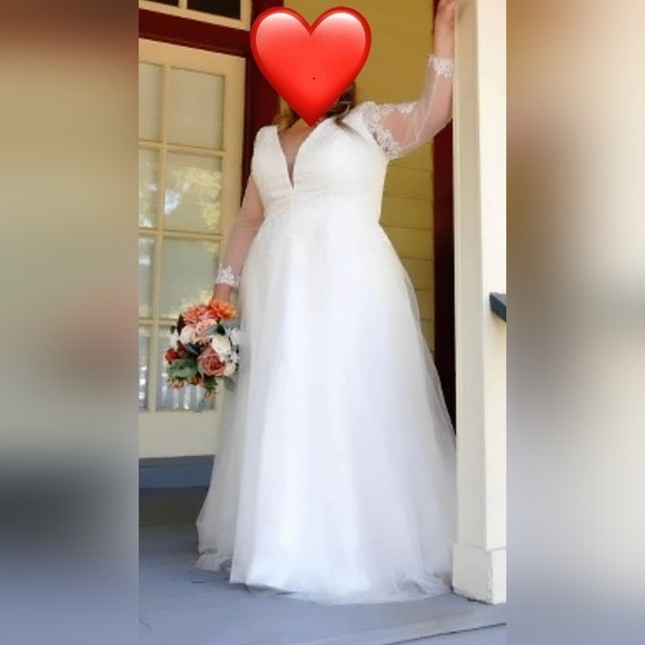 Laura Beth Wedding Dress - Picture 2 of 10
